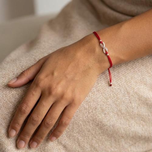 Гривна с червен конец и сребърен елемент безкрайност В13