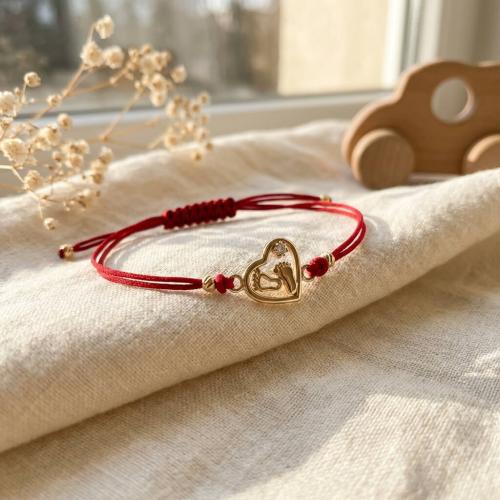 Гривна с червен конец и 14 карата златно сърце с бебешки стъпки 