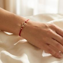 Гривна с червен конец и 14 карата златно сърце с бебешки стъпки Гривна с червен конец и 14 карата златно сърце с бебешки стъпки