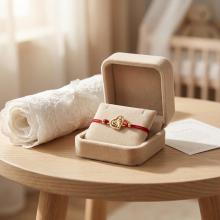 Гривна с червен конец и 14 карата златно сърце с бебешки стъпки Гривна с червен конец и 14 карата златно сърце с бебешки стъпки