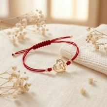 Гривна с червен конец и 14 карата златно сърце с бебешки стъпки Гривна с червен конец и 14 карата златно сърце с бебешки стъпки