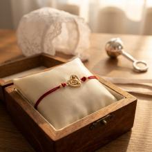 Гривна с червен конец и 14 карата златно сърце с бебешки стъпки Гривна с червен конец и 14 карата златно сърце с бебешки стъпки