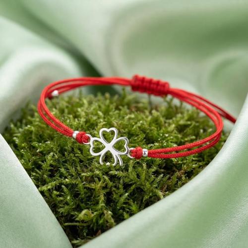 Гривна с червен конец и сребърен елемент детелинка