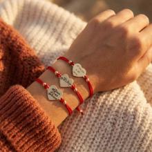 Гривна с червен конец и 14 карата златен елемент сърце с гравирано послание по избор Гривна с червен конец и 14 карата златен елемент сърце с гравирано послание по избор