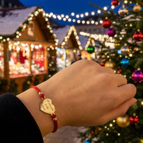 Гривна с червен конец и 14 карата златен елемент сърце с гравирано послание по избор