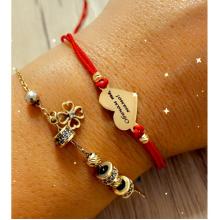 Гривна с червен конец и 14 карата златен елемент сърце с гравирано послание по избор