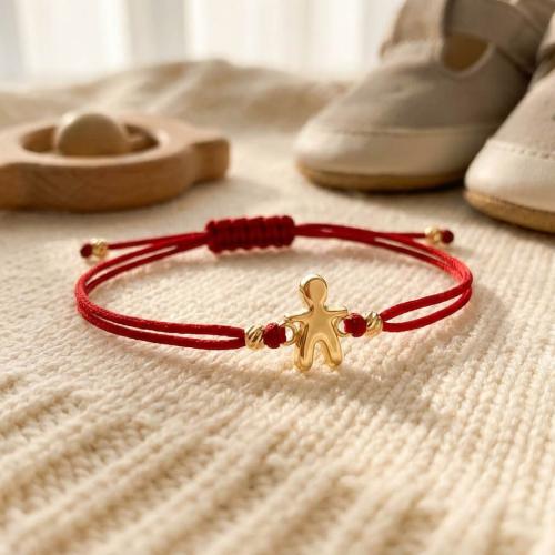 Гривна с червен конец и 14 карата златна фигура момче