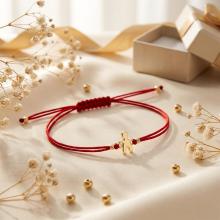 Гривна с червен конец и 14 карата златна фигура момче Гривна с червен конец и 14 карата златна фигура момче