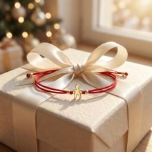 Гривна с червен конец и 14 карата златна фигура момче Гривна с червен конец и 14 карата златна фигура момче