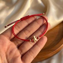 Гривна с червен конец и 14 карата златна фигура момче Гривна с червен конец и 14 карата златна фигура момче