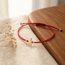 Гривна с червен конец и 14 карата златна фигура момче Гривна с червен конец и 14 карата златна фигура момче