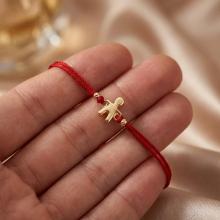 Гривна с червен конец и 14 карата златна фигура момче Гривна с червен конец и 14 карата златна фигура момче