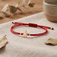 Гривна с червен конец и 14 карата златна фигура момче Гривна с червен конец и 14 карата златна фигура момче