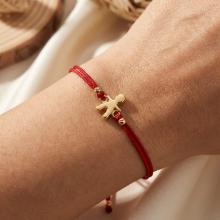 Гривна с червен конец и 14 карата златна фигура момче Гривна с червен конец и 14 карата златна фигура момче