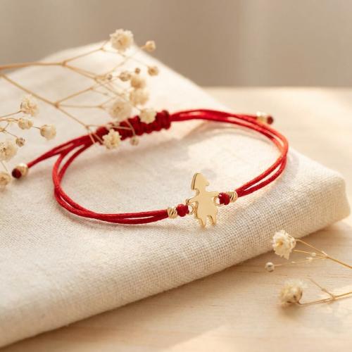 Гривна с червен конец и 14 карата златна фигура момиче