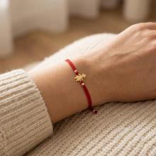 Гривна с червен конец и 14 карата златна фигура момиче Гривна с червен конец и 14 карата златна фигура момиче