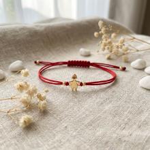 Гривна с червен конец и 14 карата златна фигура момиче Гривна с червен конец и 14 карата златна фигура момиче