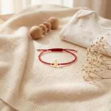 Гривна с червен конец и 14 карата златна фигура момиче Гривна с червен конец и 14 карата златна фигура момиче