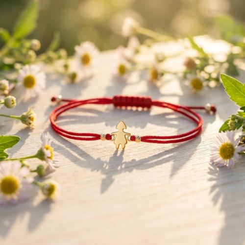 Гривна с червен конец и 14 карата златна фигура момиче