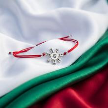 Гривна с червен конец и сребърен елемент Розетата от Плиска