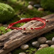 Гривна с червен конец и 14 карата златен елемент безкрайност Гривна с червен конец и 14 карата златен елемент безкрайност