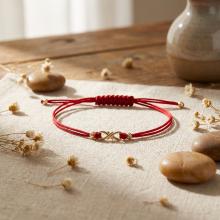 Гривна с червен конец и 14 карата златен елемент безкрайност Гривна с червен конец и 14 карата златен елемент безкрайност