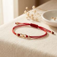 Гривна с червен конец и 14 карата златен елемент безкрайност Гривна с червен конец и 14 карата златен елемент безкрайност