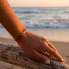 Гривна с червен конец и 14 карата златен елемент безкрайност Гривна с червен конец и 14 карата златен елемент безкрайност