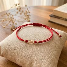 Гривна с червен конец и 14 карата златен елемент безкрайност Гривна с червен конец и 14 карата златен елемент безкрайност