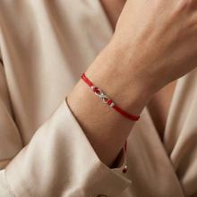 Гривна с червен конец и сребърен елемент безкрайност