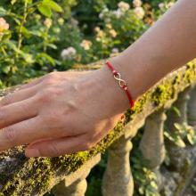 Гривна с червен конец и 14 карата златен елемент безкрайност Гривна с червен конец и 14 карата златен елемент безкрайност