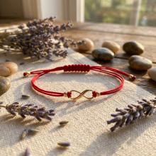 Гривна с червен конец и 14 карата златен елемент безкрайност Гривна с червен конец и 14 карата златен елемент безкрайност