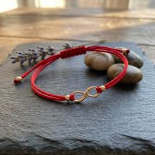 Гривна с червен конец и 14 карата златен елемент безкрайност Гривна с червен конец и 14 карата златен елемент безкрайност