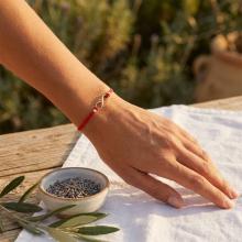 Гривна с червен конец и 14 карата златен елемент безкрайност Гривна с червен конец и 14 карата златен елемент безкрайност