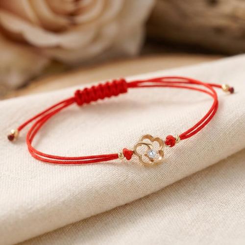 Гривна с червен конец и 14 карата златен елемент цвете с циркон