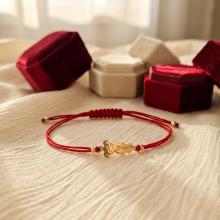 Гривна с червен конец и 14 карата златен елемент момиченце Гривна с червен конец и 14 карата златен елемент момиченце