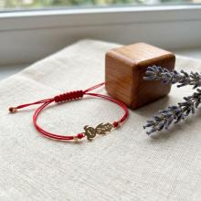 Гривна с червен конец и 14 карата златен елемент момиченце Гривна с червен конец и 14 карата златен елемент момиченце