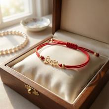 Гривна с червен конец и 14 карата златен елемент момиченце Гривна с червен конец и 14 карата златен елемент момиченце