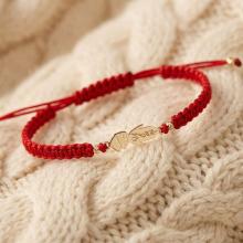 Гривна с червен конец и 14 карата златен елемент момче Гривна с червен конец и 14 карата златен елемент момче