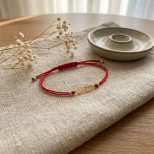 Гривна с червен конец и 14 карата златен елемент момче Гривна с червен конец и 14 карата златен елемент момче