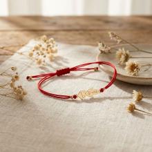 Гривна с червен конец и 14 карата златен елемент момче Гривна с червен конец и 14 карата златен елемент момче