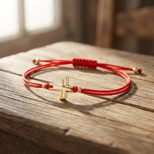 Гривна с червен конец и 14 карата златен елемент кръст B52