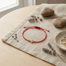 Гривна с червен конец и 14 карата златен елемент кръст B52 Гривна с червен конец и 14 карата златен елемент кръст B52