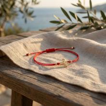 Гривна с червен конец и 14 карата златен елемент кръст B52 Гривна с червен конец и 14 карата златен елемент кръст B52