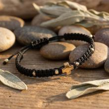 Гривна с червен конец и 14 карата златен елемент кръст B54CZ