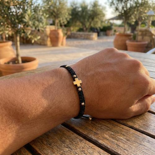 Гривна с червен конец и 14 карата златен елемент кръст B54CZ