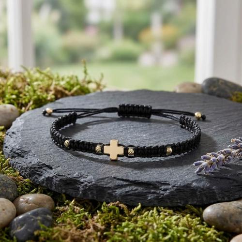 Гривна с червен конец и 14 карата златен елемент кръст B54CZ