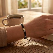 Гривна с червен конец и 14 карата златен елемент кръст B54CZ