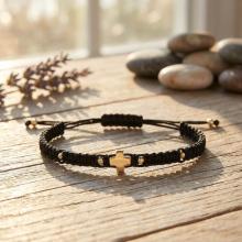 Гривна с червен конец и 14 карата златен елемент кръст B54CZ