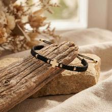 Гривна с червен конец и 14 карата златен елемент кръст B54CZ